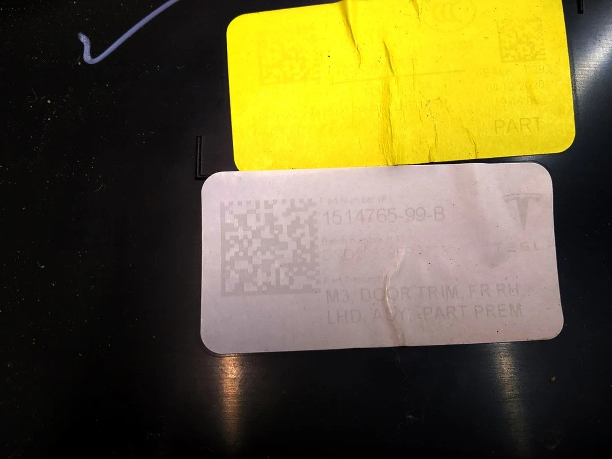 1 Карта дверей передньої правої PREM BLACK (обшивка верх м'який низ пластик) з блоком склопід (матовий) Tesla model 3 1514769-89-B