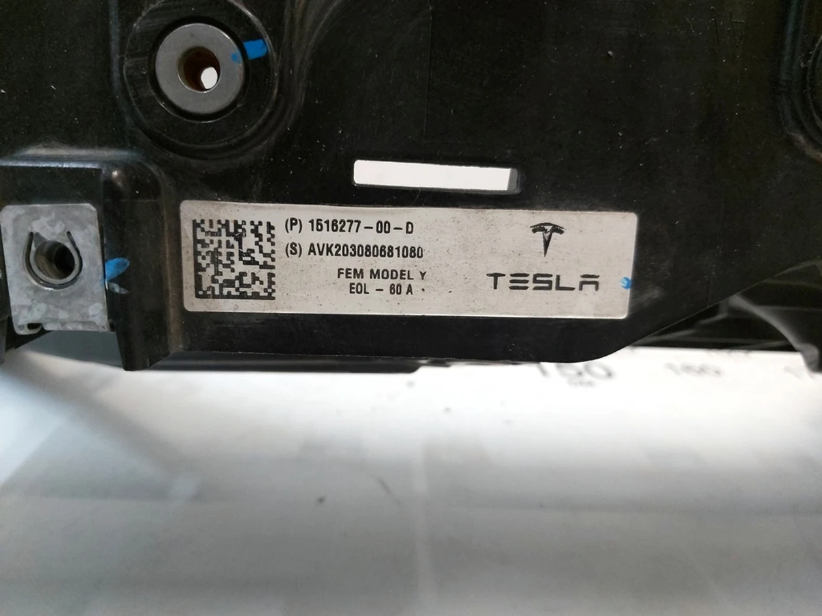 1 Панель радіаторів пластик Tesla Model Y 1495245-00-C
