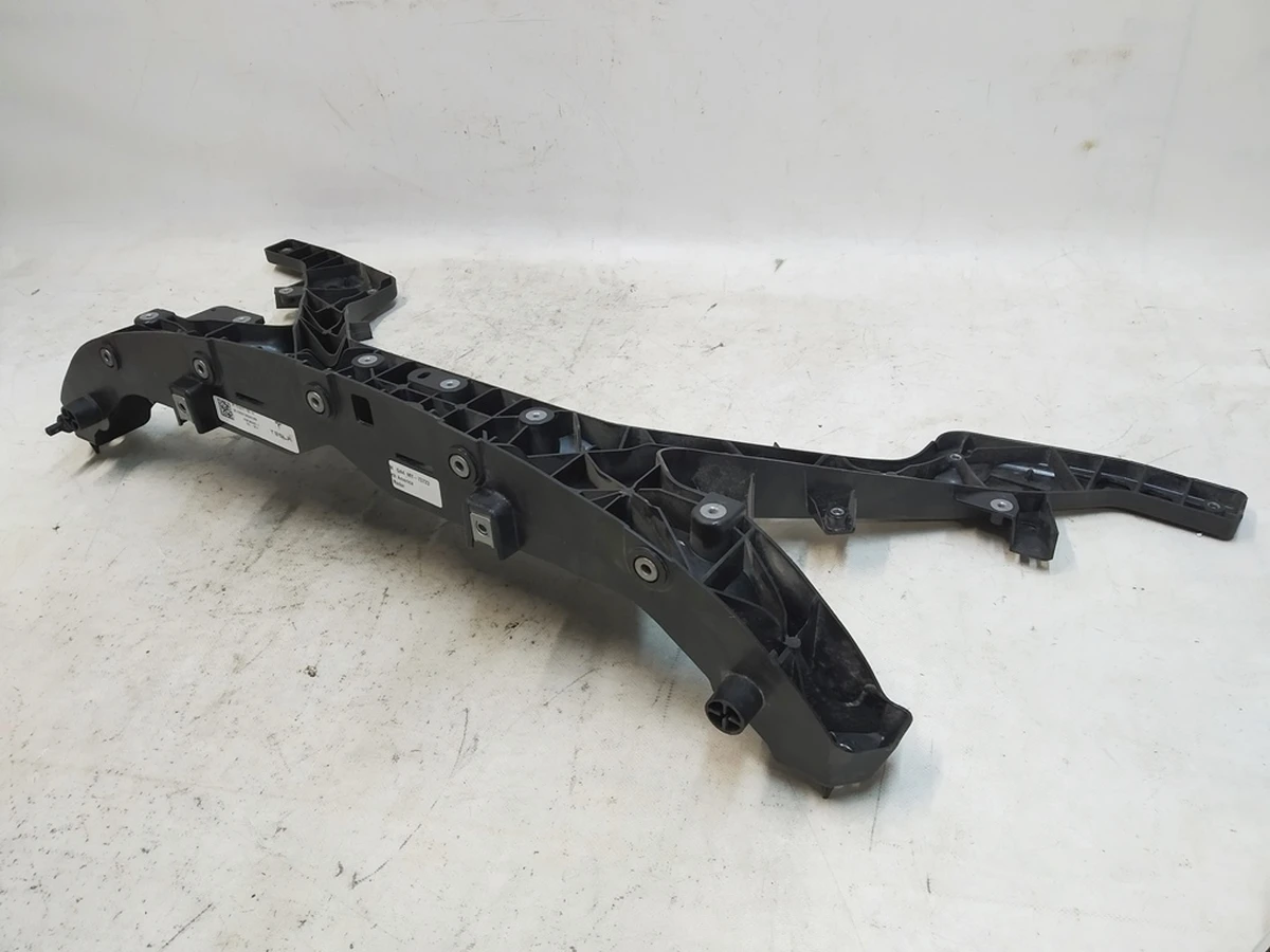 Панель радиаторов пластик (повреждение) Tesla model Y 1495245-00-C