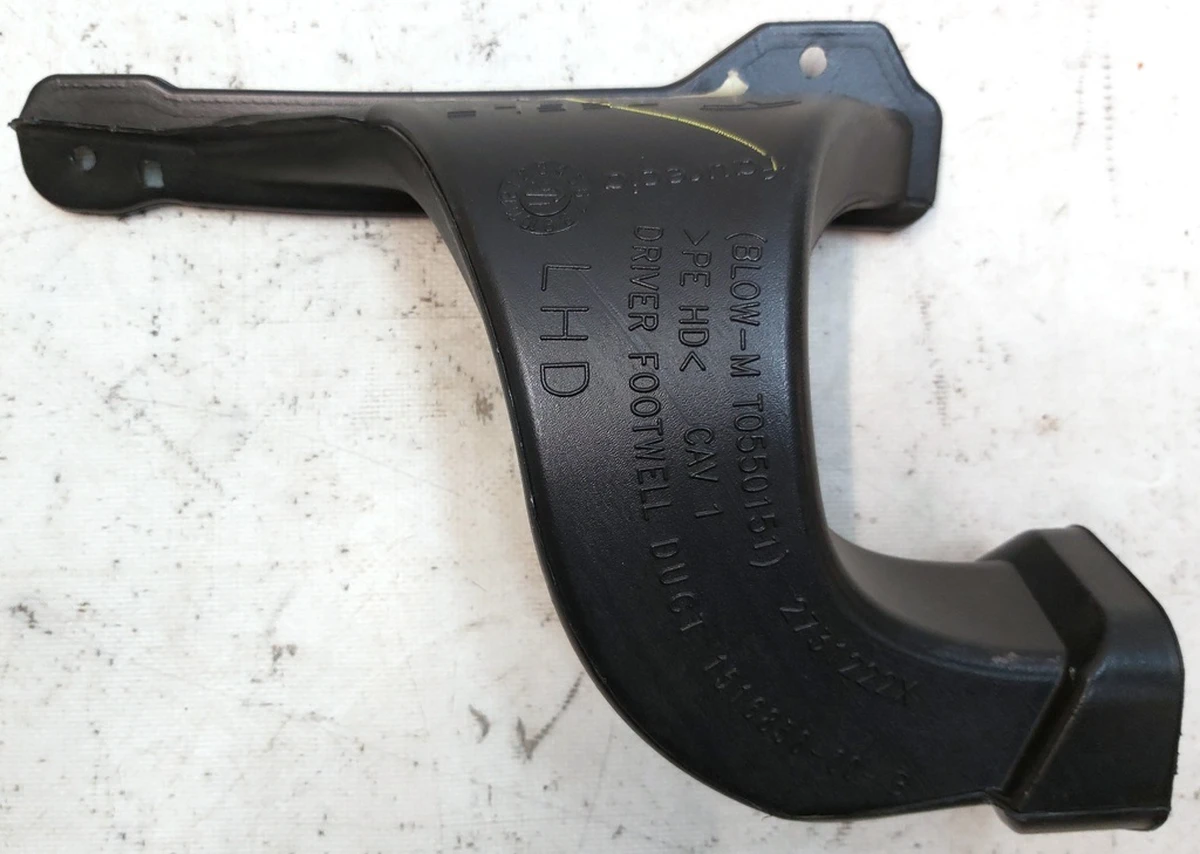 7 Воздуховод обдува ног водителя Tesla model Y 1516857-00-B