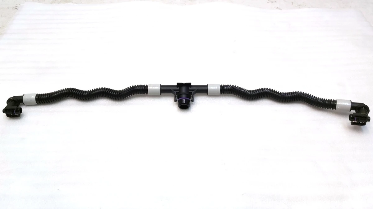 Патрубок системи охолодження основної батареї Tesla model 3, model Y 1521567-00-A