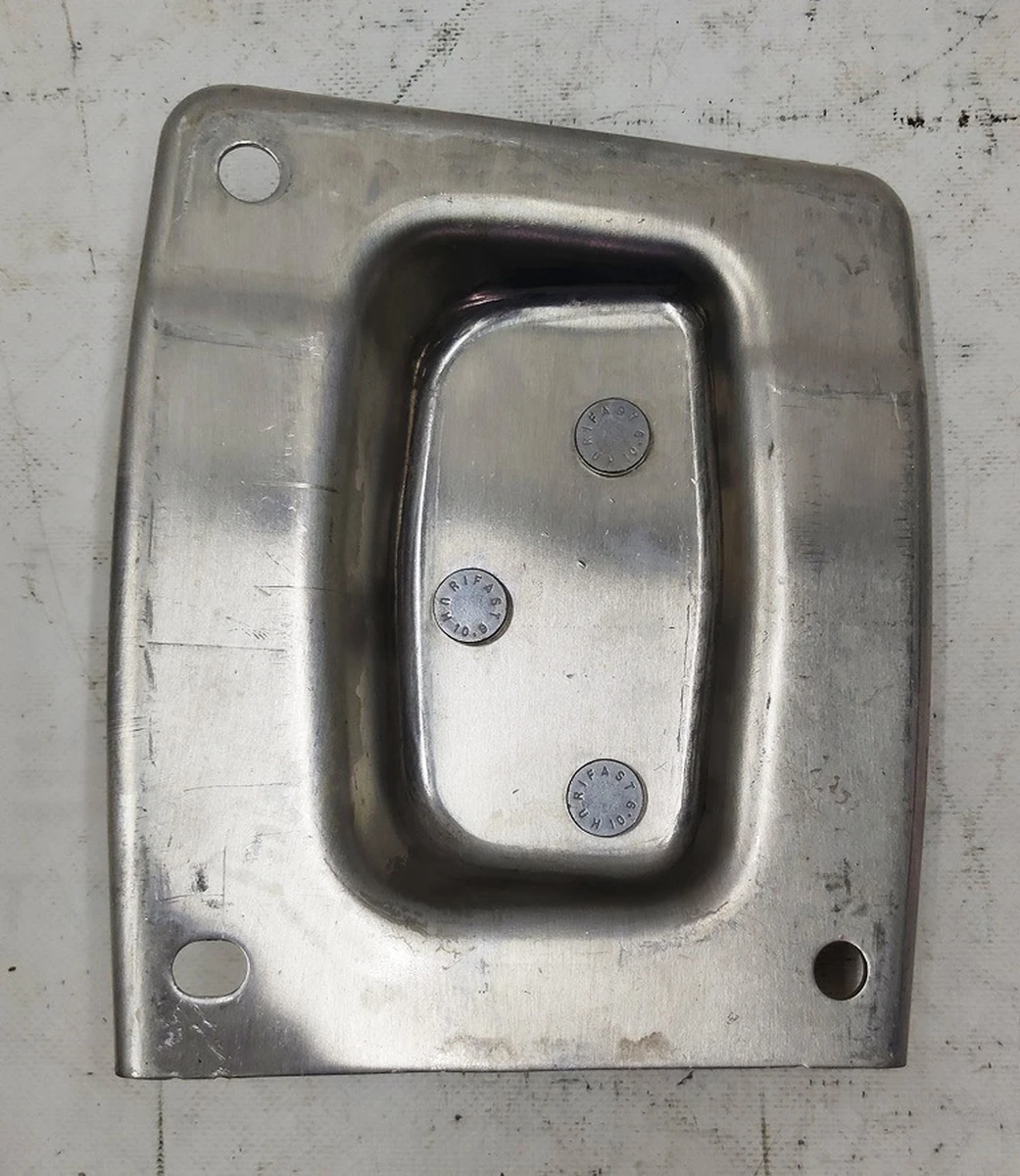 Кронштейн-спрямовуюча підсилювача заднього бампера ліва Tesla model 3 1095314-00-C