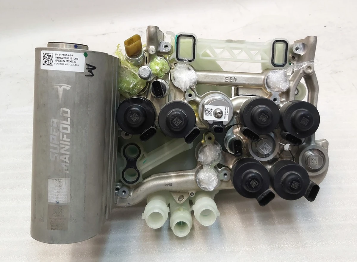 1 Тепловой насос в сборе без шлангов и теплообменников Tesla model 3, model Y 1547595-00-E