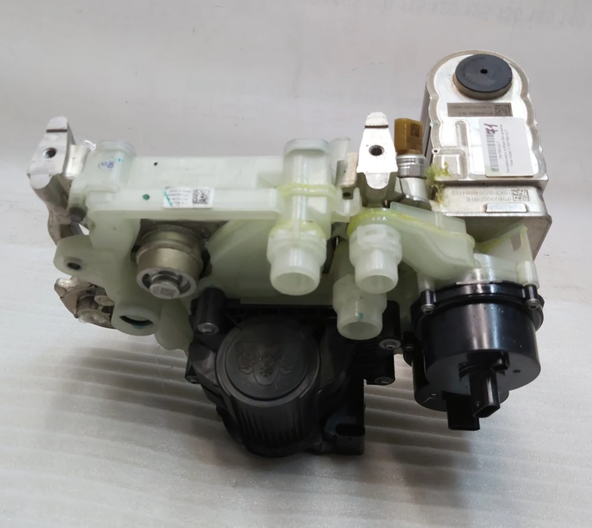 1 Тепловой насос в сборе без шлангов и теплообменников Tesla model 3, model Y 1547595-00-E