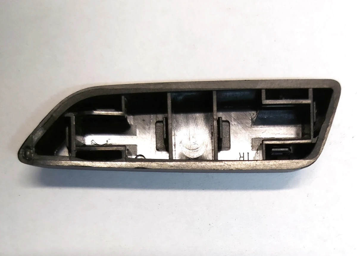 7 Кнопка регулировки положения нижней части пассажирского сиденья GRAPHITE Tesla model 3, model Y 1551846-01-A