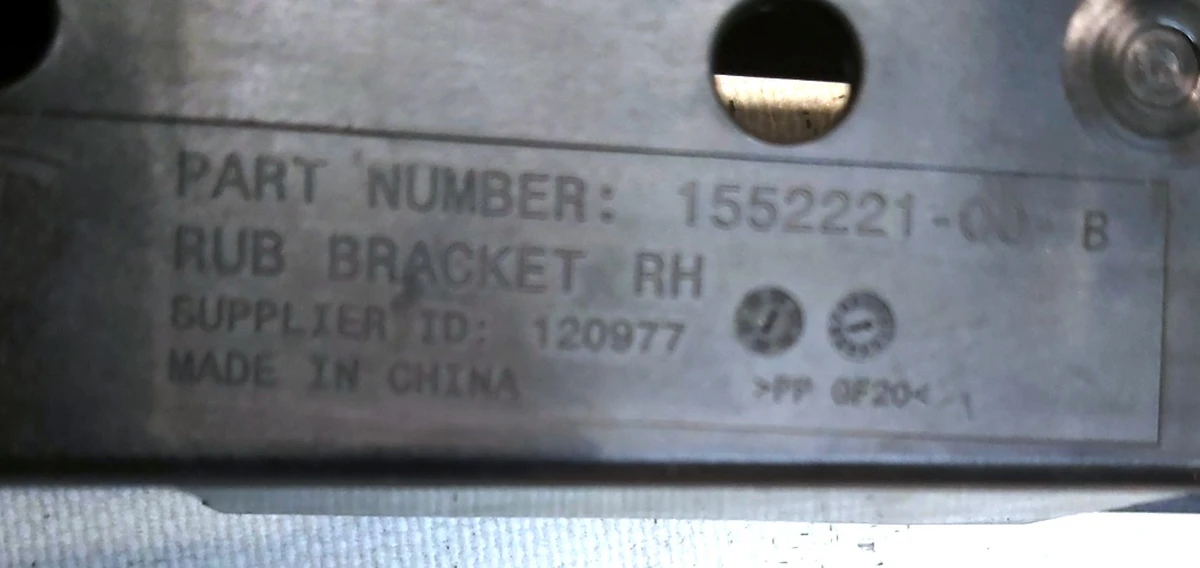 Кронштейн обшивки багажника правий TESLA model Y 1552221-00-B