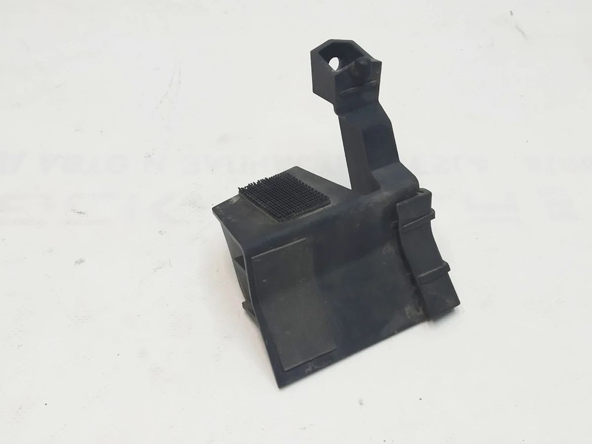 13 Кронштейн накладки порога правий Tesla Model Y 1555377-00-C