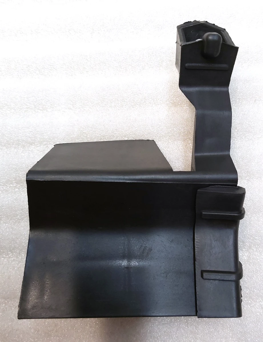 Кронштейн накладки порога правий Tesla Model Y 1555377-00-C