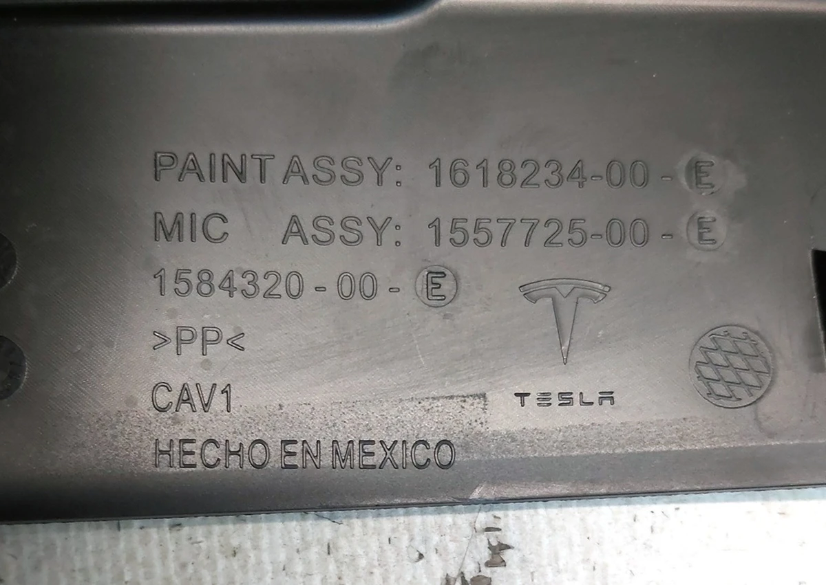 6 Накладка декоративна сидіння водія нижня права зовнішня Tesla Model 3, Model Y 1557725-00-E