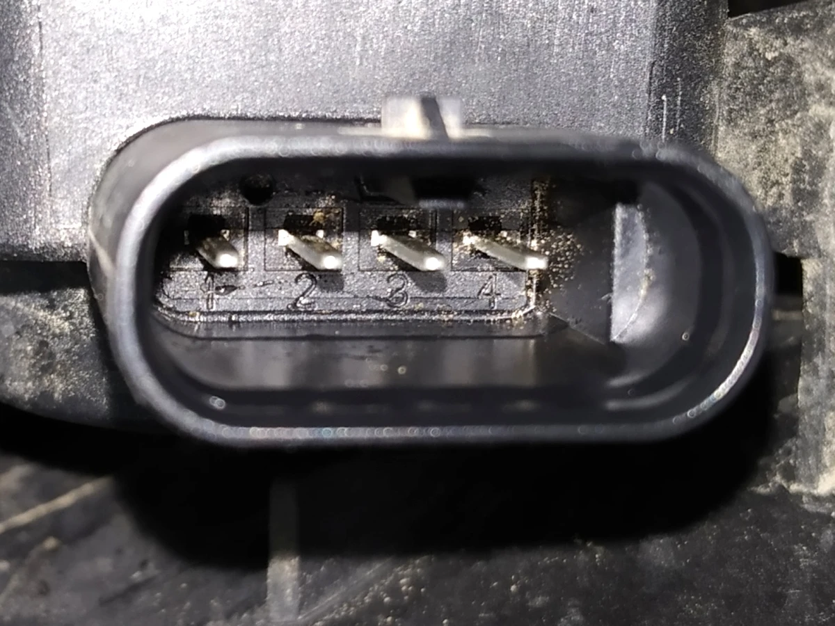 1 Люверс центральний в зборі Tesla model 3 1559787-00-A