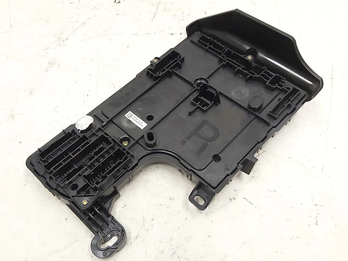 Боді контролер правого боку Tesla model 3 1567454-00-B