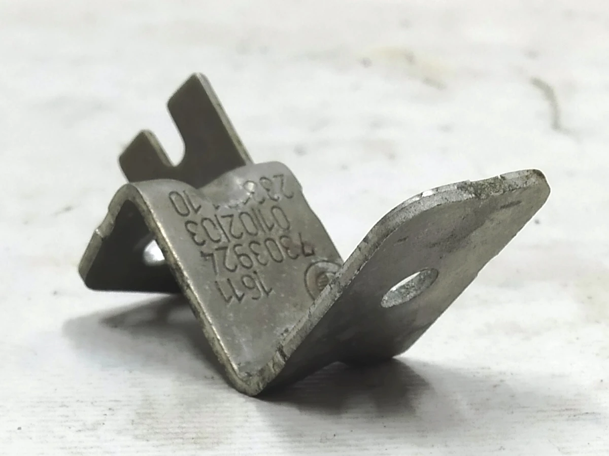 Bracket for fastening pipes of the fuel supply system BMW i3 16117303924