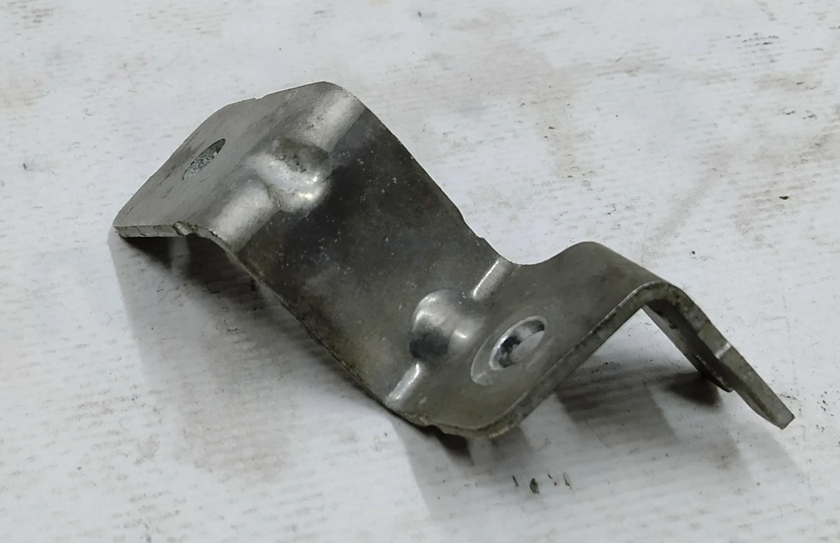 Bracket for fastening pipes of the fuel supply system BMW i3 16117303924