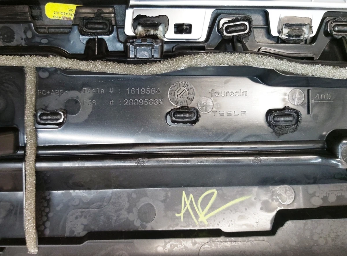 3 Декоративная накладка инструментальной панели (дерево) Tesla Model 3, Model Y 1619569-00-A