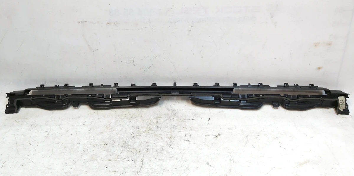 Кронштейн ґрат обдува лобового скла Tesla Model 3, Model Y 1100574-00-H