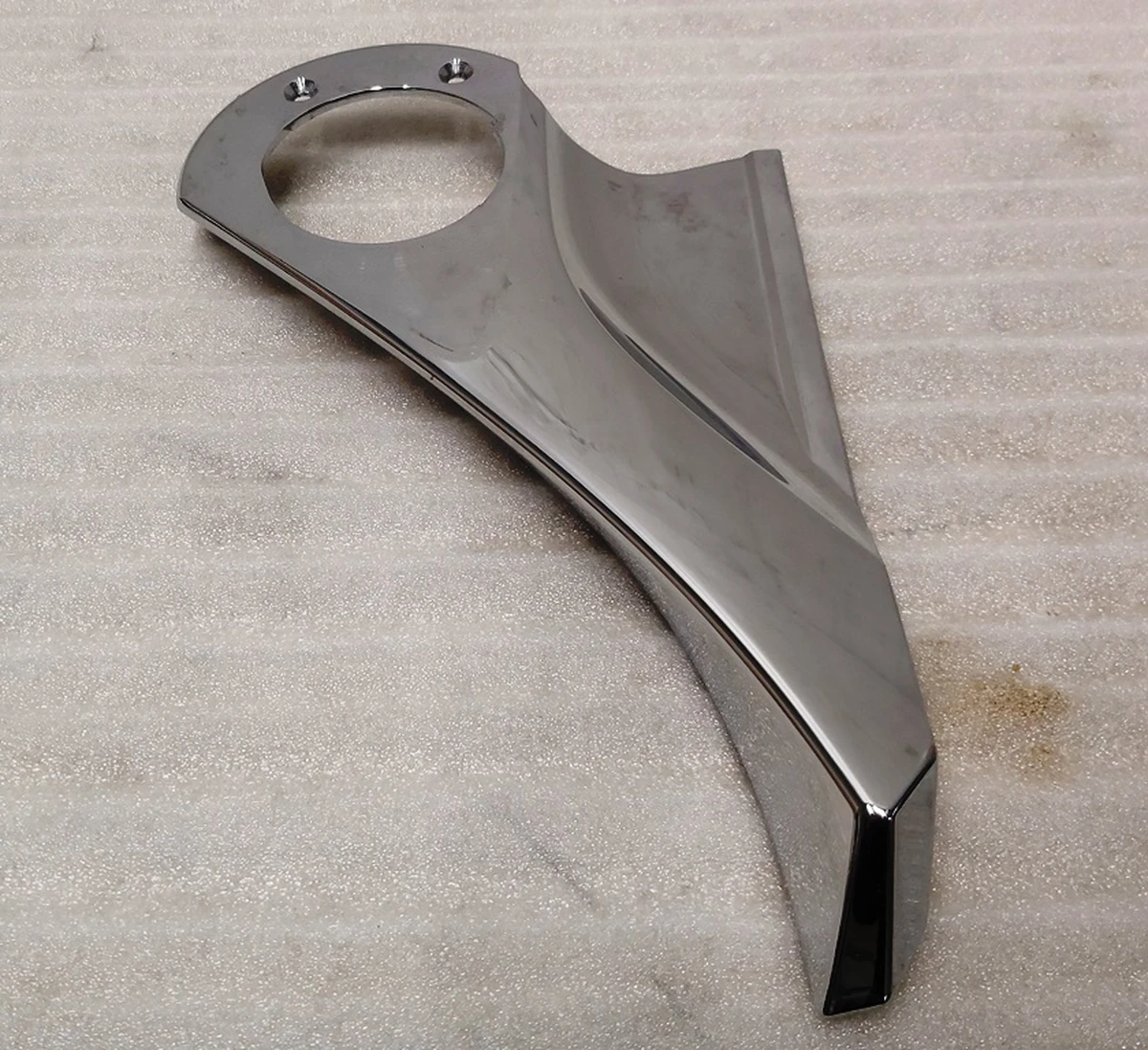 3 Накладка кронштейна зеркала наружного правого верхняя хром с повреждением Tesla model S, model S REST 1041316-00-B