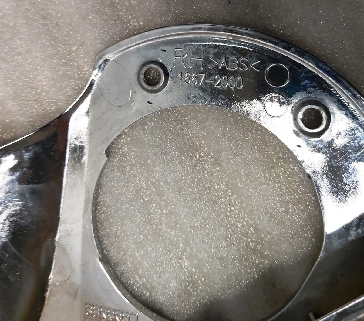 3 Накладка кронштейна зеркала наружного правого верхняя хром с повреждением Tesla model S, model S REST 1041316-00-B