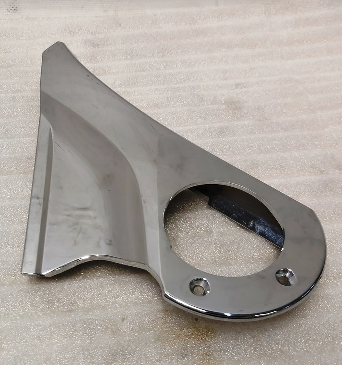 3 Накладка кронштейна зеркала наружного правого верхняя хром с повреждением Tesla model S, model S REST 1041316-00-B