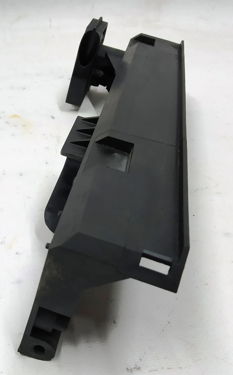 Кронштейн правий радіатора системи охолодження в зборі з утримувачем BMW i3 17117616026