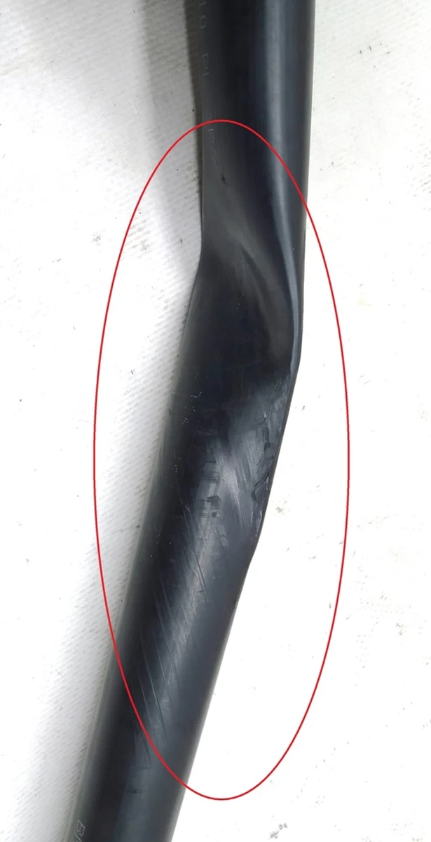 Патрубок системи охолодження лівий задній з ушкодженнями BMW i3 17127623675