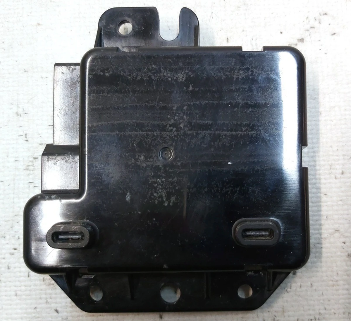 USB HUB центральної консолі CHARGER.WITH.DATA GEN3 передній Tesla model 3 1755200-00-B