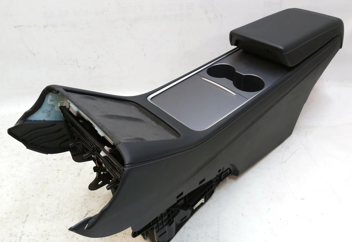 1 Центральная консоль в сборе подлокотник Black подстаканник Plastic Black,USB,HUB CHARGER Tesla model 3, model Y 1755501-00-A