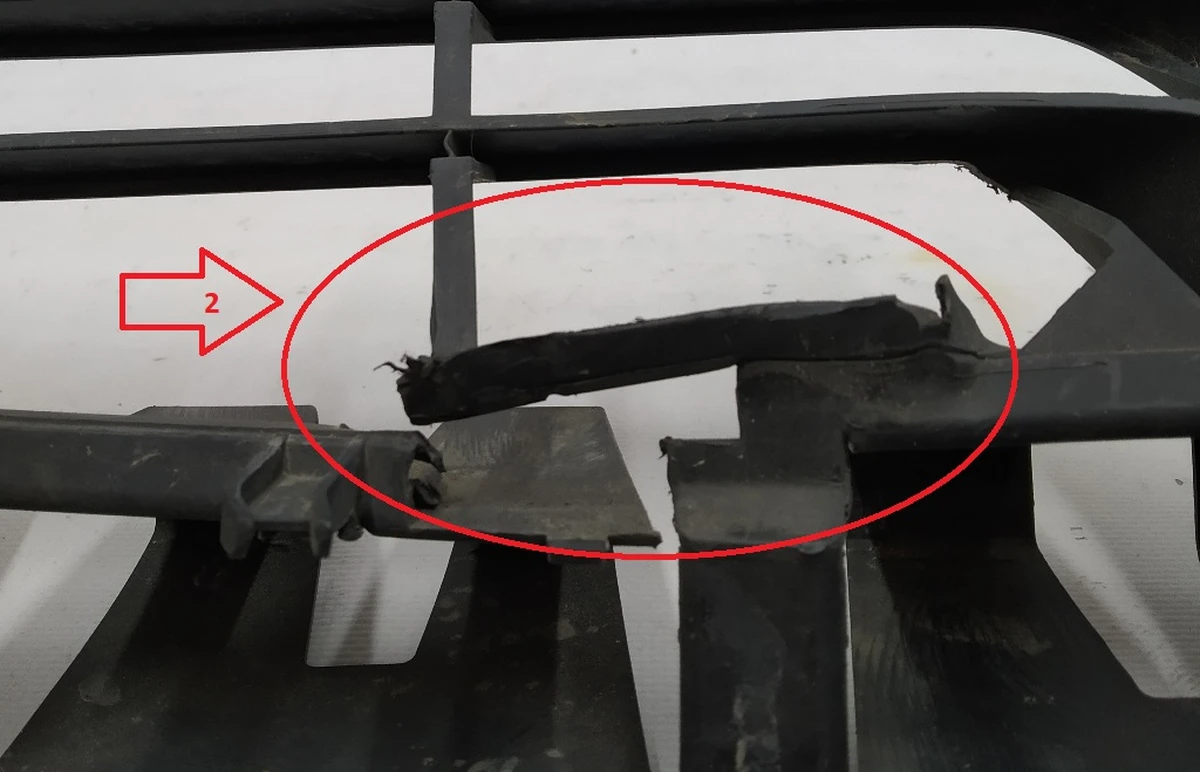 Решітка декоративна основного радіатора (передній бампер) з ушкодженнями BMW i3 51117306434