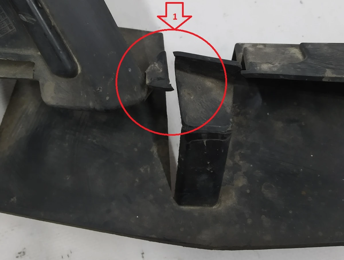 Решётка декоративная основного радиатора (передний бампер) с повреждениями BMW i3 51117306434