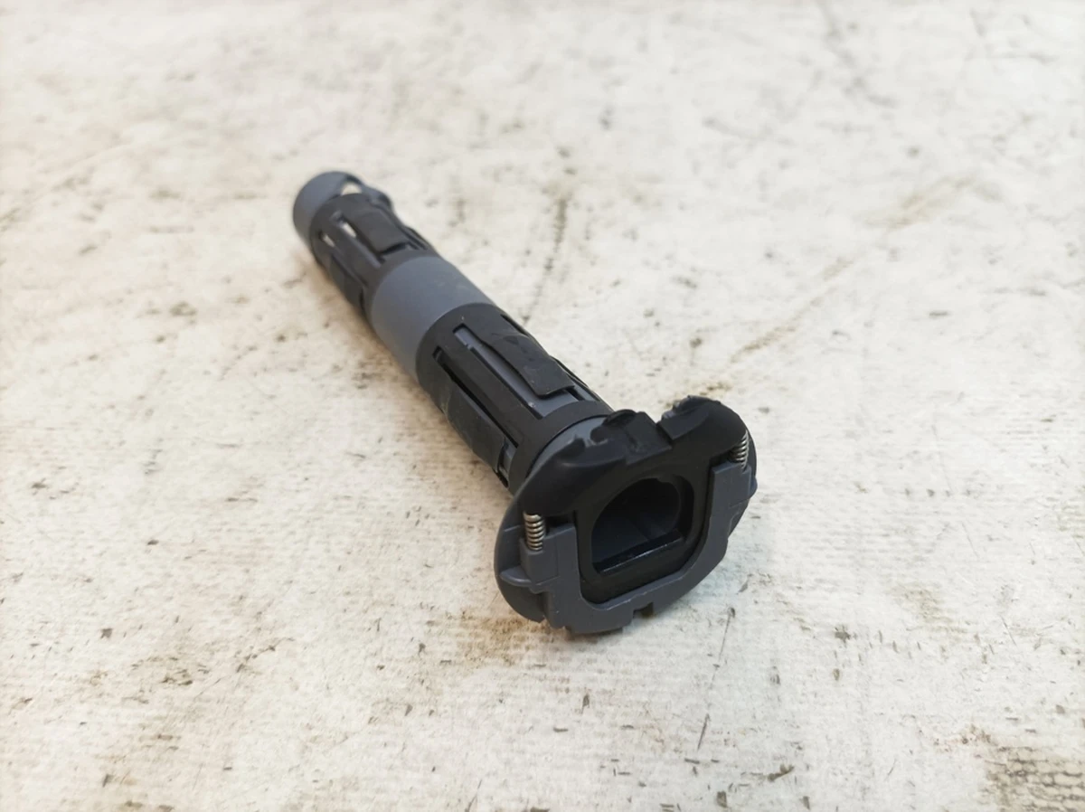 Направляющая правая подголовника сиденья второго ряда левого правого Audi Q7 1K0881920N