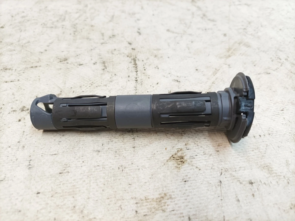 Направляющая правая подголовника сиденья второго ряда левого правого Audi Q7 1K0881920N