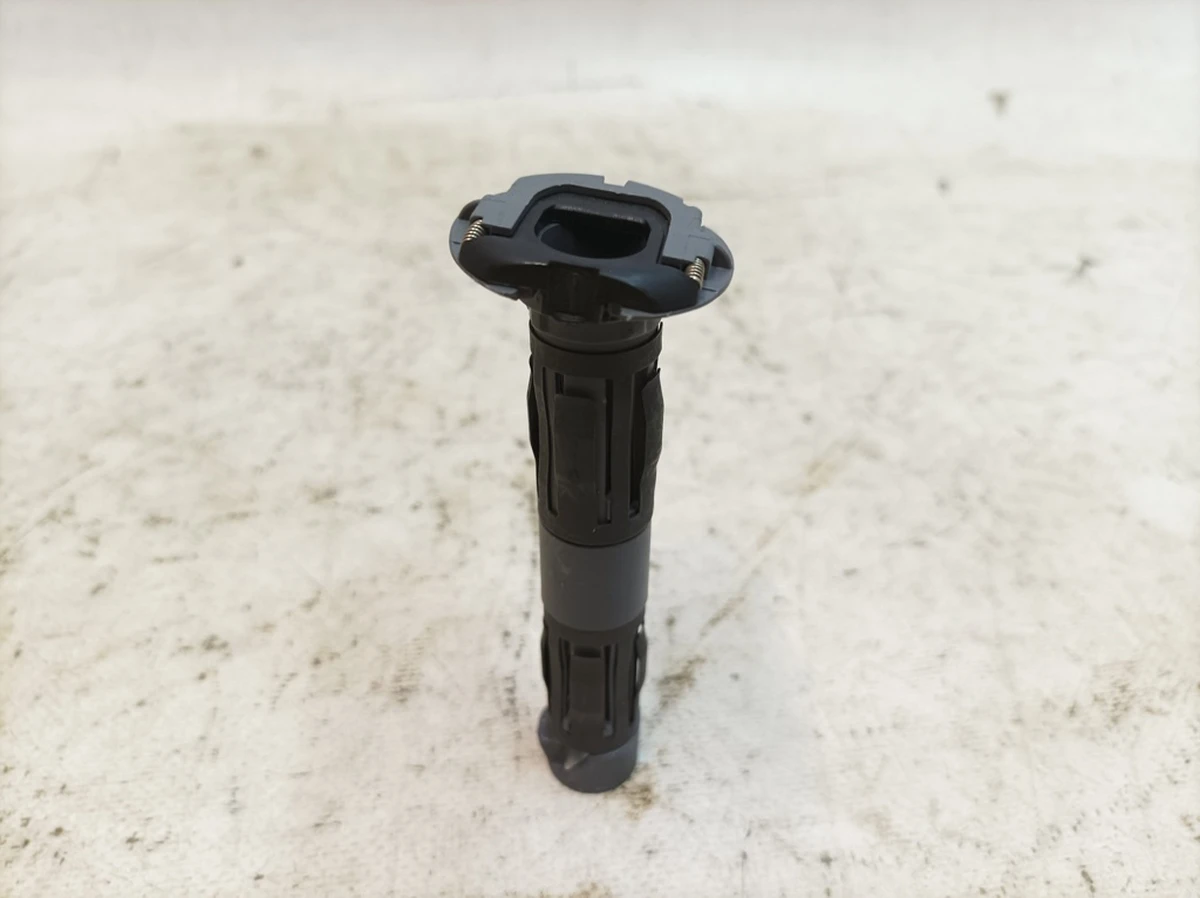 Направляющая правая подголовника сиденья второго ряда левого правого Audi Q7 1K0881920N