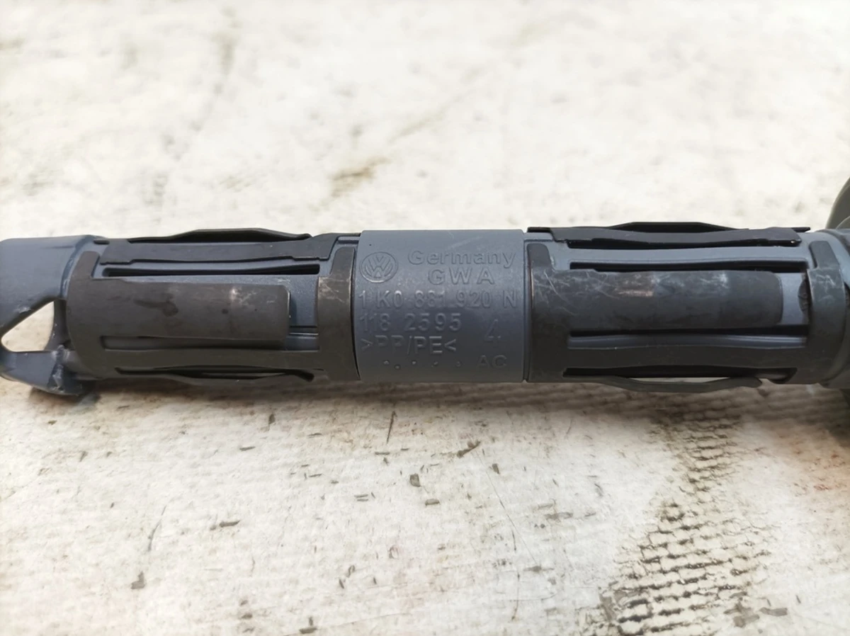 Направляющая правая подголовника сиденья второго ряда левого правого Audi Q7 1K0881920N