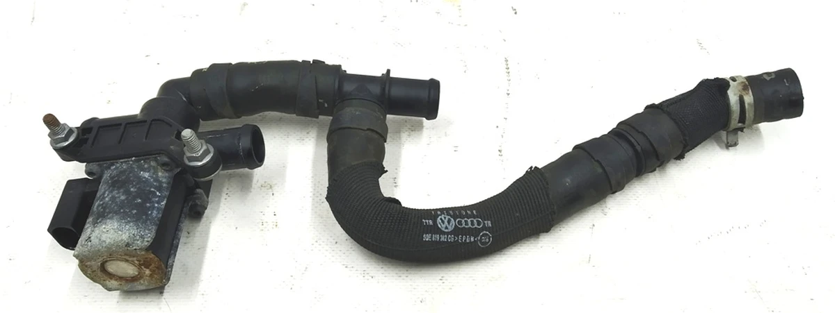 Клапан потрійний електромагнітний системи охолодження в зборі зі шлангами охолодження нагрівального елементу 1T0820036D Volkswagen E-GOLF