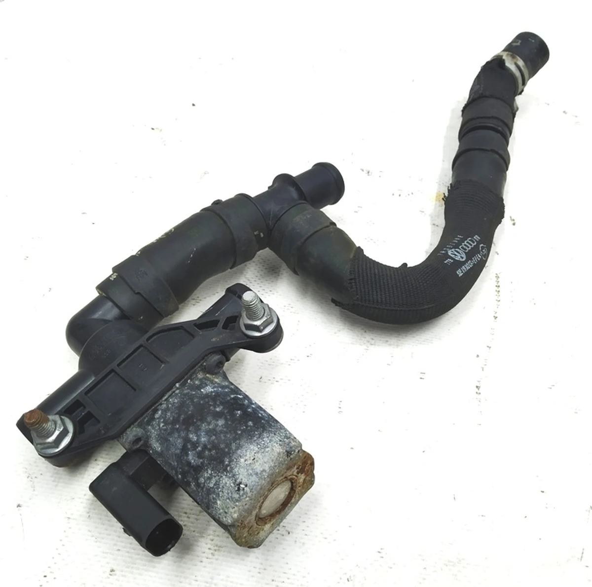 Клапан потрійний електромагнітний системи охолодження в зборі зі шлангами охолодження нагрівального елементу 1T0820036D Volkswagen E-GOLF