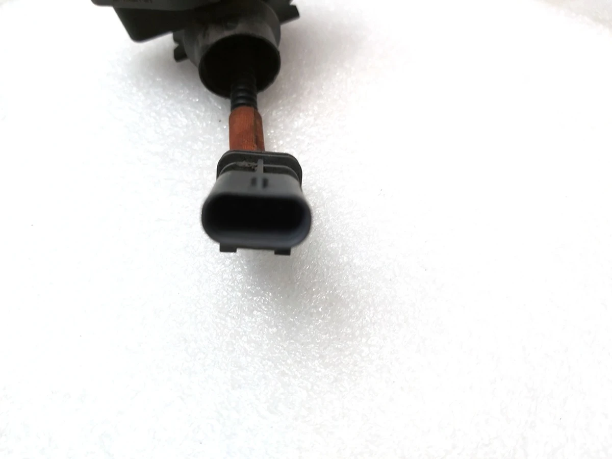 Роз'єм (фішка) електропроводки рульової рейки Tesla Model 3 1044831