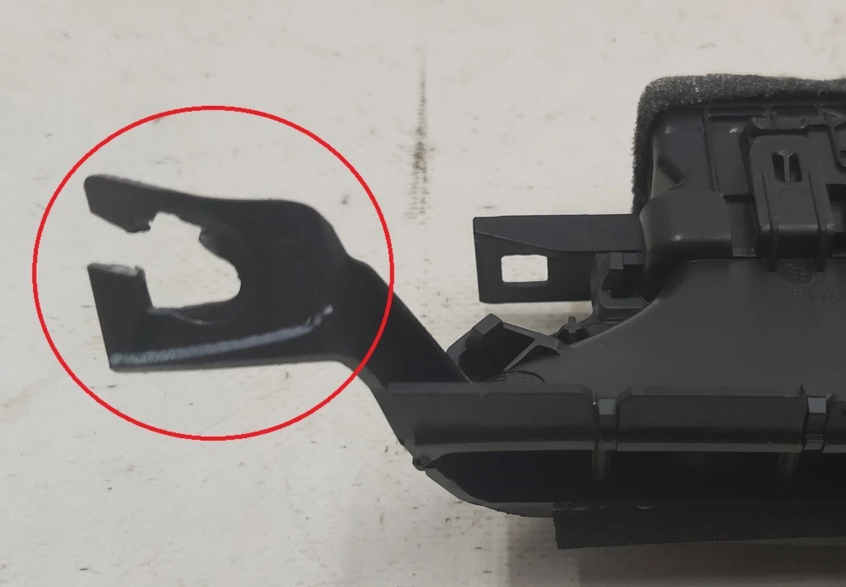 2 Air duct of the central panel, passenger, assy Tesla model 3 1083325-00-F