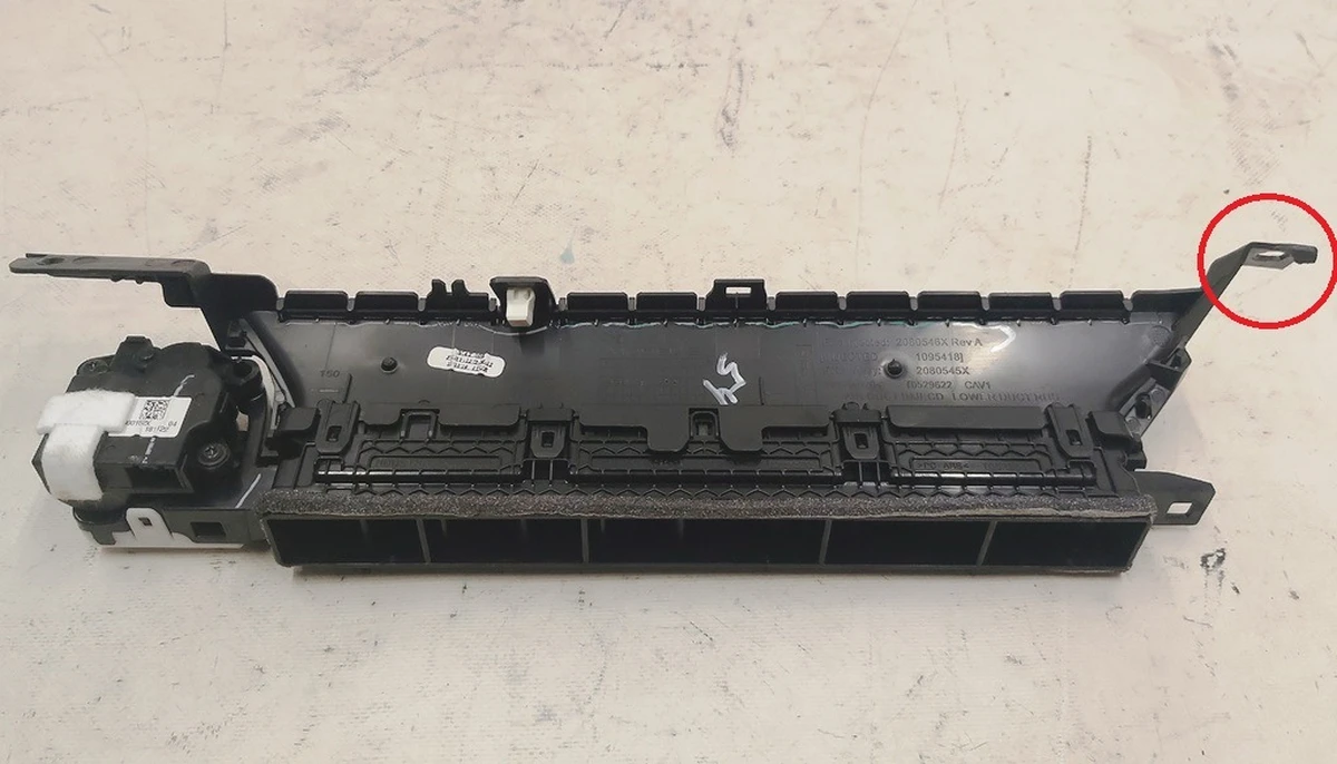 2 Air duct of the central panel, passenger, assy Tesla model 3 1083325-00-F