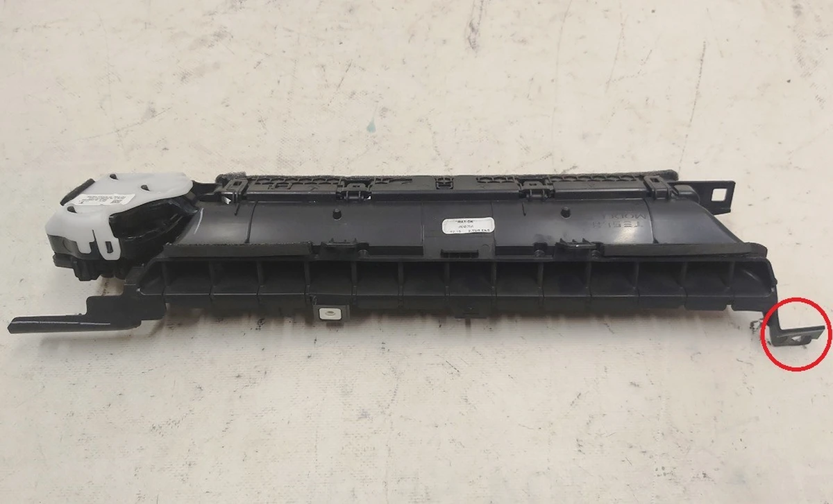 2 Air duct of the central panel, passenger, assy Tesla model 3 1083325-00-F