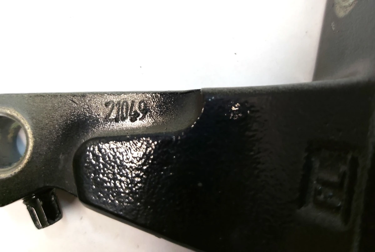 1 Основание петли двери передней левой верхней нижней Tesla Model Y 1497492-00-E