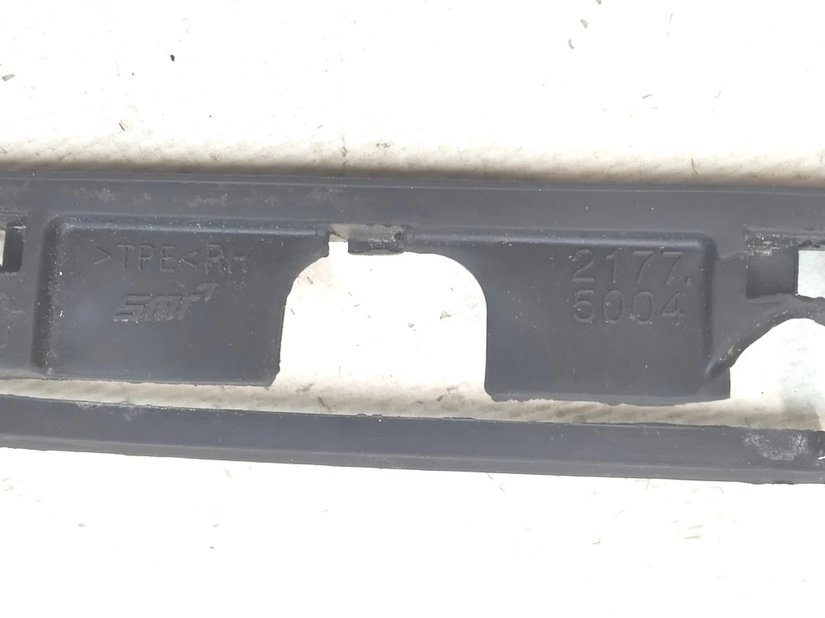 2 Уплотнитель зеркала наружного правого Tesla Model X 1035181-00-J