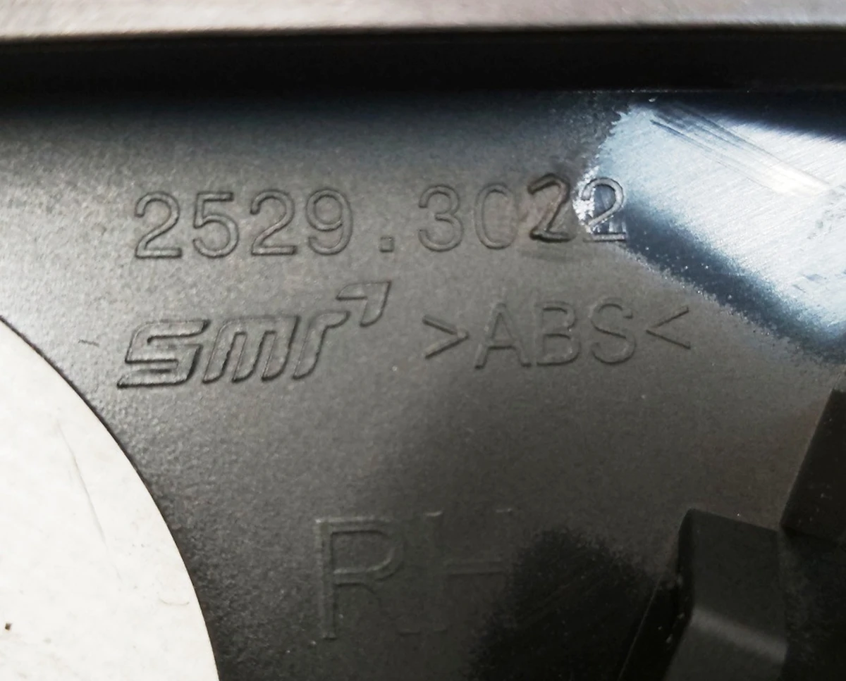 Накладка кронштейна зеркала наружного правого верхняя BLACK Tesla model Y 2229.3022