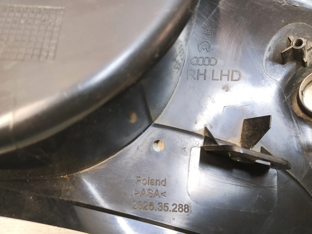 Rear view mirror housing right lower damaged Audi E-tron 4KL857409