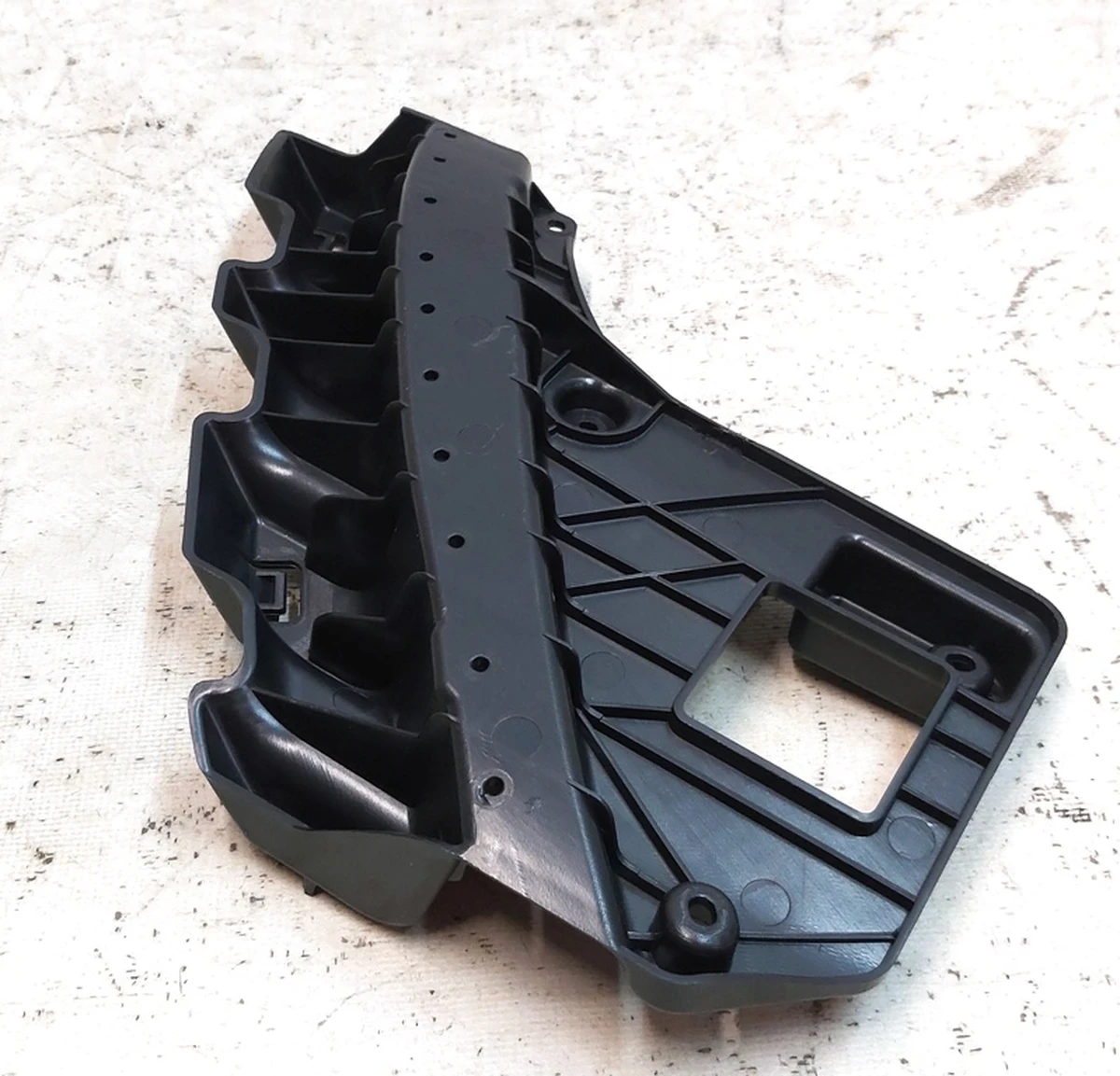 6 Кронштейн фары правый GLOBAL 245.461-02 RH Tesla Model 3, Model Y 1812093-00-A