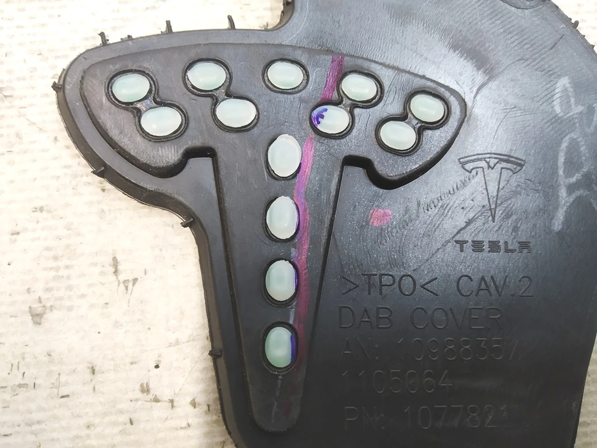 1 TESLA Emblem Driver Airbag Tesla model Y 1508347-00-C