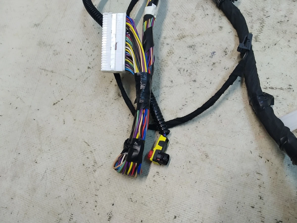 ASY,HARN,IP,NA,LHD,PREM damaged Tesla model Y 2489040-05-B