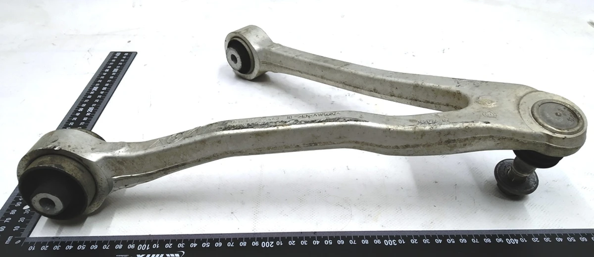 Важіль передній поперечний правий з гумометалевим шарніром в зборі з гайкою BMW i3 31106863739