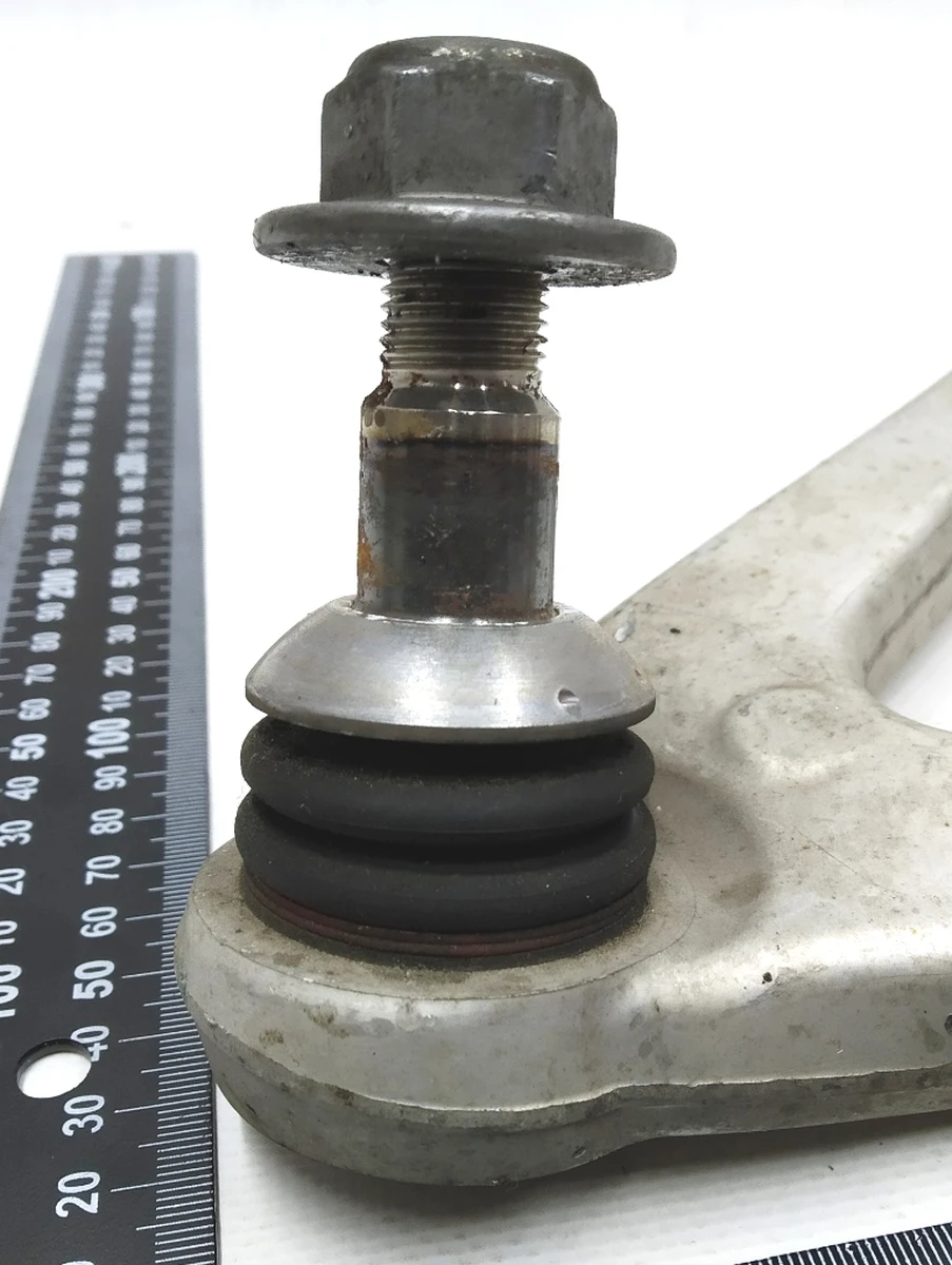 Важіль передній поперечний правий з гумометалевим шарніром в зборі з гайкою BMW i3 31106863739