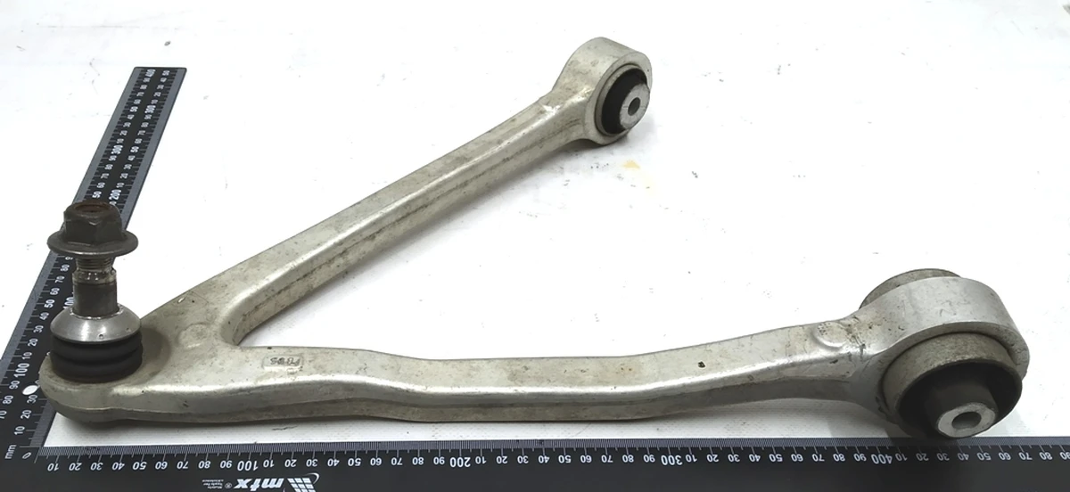 Важіль передній поперечний правий з гумометалевим шарніром в зборі з гайкою BMW i3 31106863739