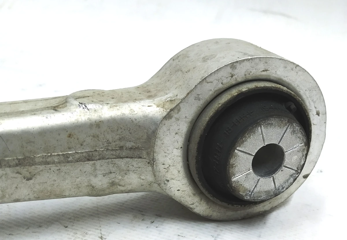 Важіль передній поперечний правий з гумометалевим шарніром в зборі з гайкою BMW i3 31106863739