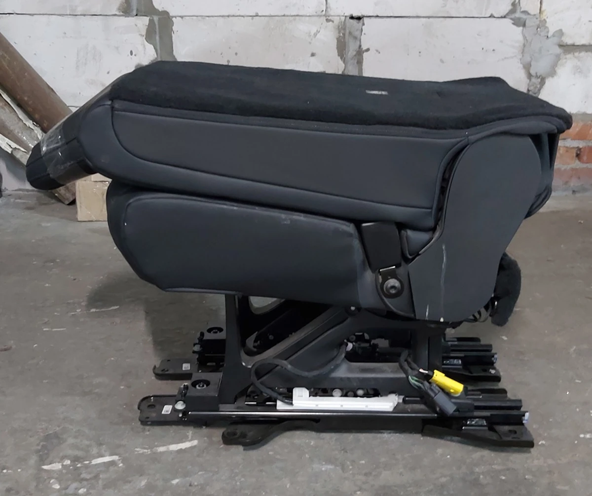 1 Сидіння 2-го ряду одинарне праве PUR BLK у зборі Tesla model X 3123720-02-A